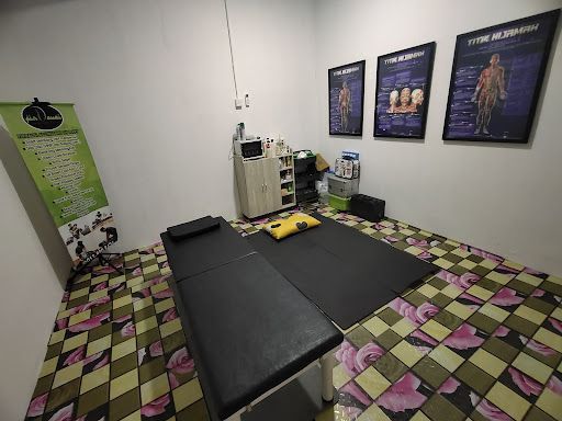 Firdausi allinggawi therapy (pusat urutan, bekam,terapi tulang belakang)