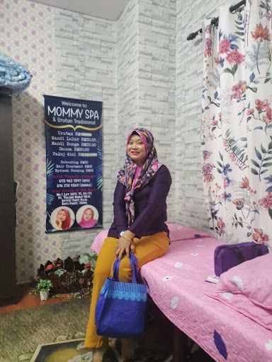 Mommy Rizqi urut tradisional